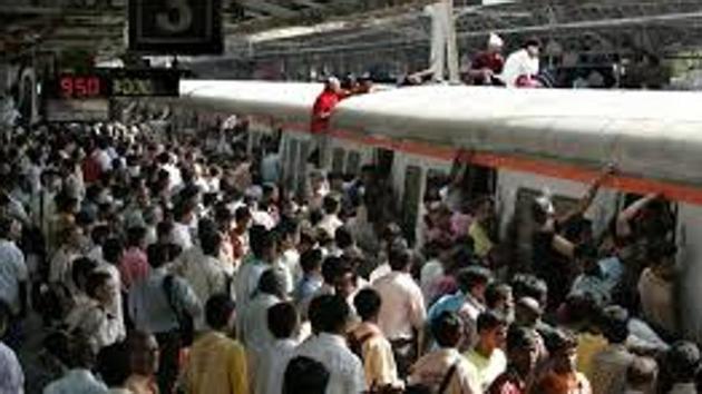 A block between Borivli and Andheri lasted from 10.35 am to 03.35 pm on the slow line.(HT File Photo)