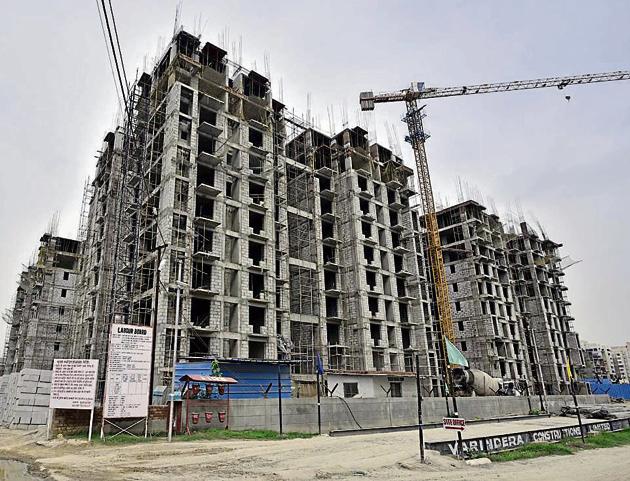 The authority is constructing 215 higher income group (HIG) flats in south east Delhi’s Jasola Vihar -- earthquake-resistant green buildings built with fly-ash bricks.(Arun Sharma/HT PHOTO)