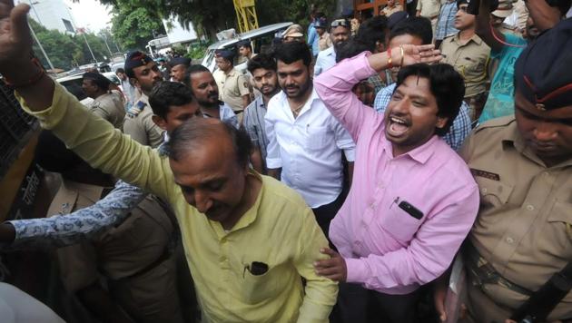 Congress supporters staging a protest against Madhur Bhandarkar’s movie ‘Indu Sarkar’ outside Hotel Crowne Plaza, where the director was staying in Pune on Saturday.(HT PHOTO)