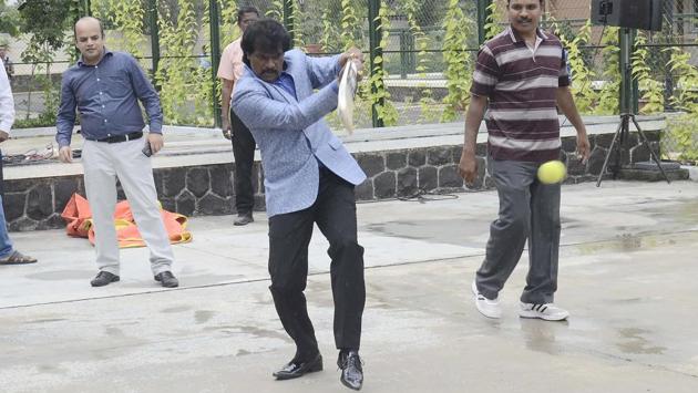 Former Indian Hockey Captain Danraj Pillay plays cricket at the skills festival organised by Symbiosis on Saturday. (HT PHOTO) Former Indian Hockey Captain Danraj Pillay plays cricket at the skills festival organised by Symbiosis on Saturday. (HT PHOTO)