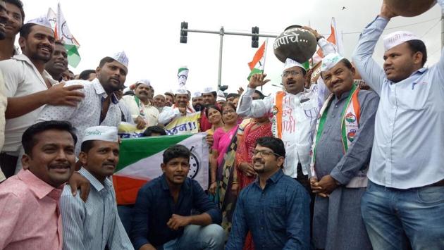 Nationalist Congress Party held protests at Chandan nagar and demanded to start the Bhama Ashkhed project work immediately.(HT PHOTO)