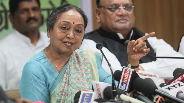 Meira Kumar, the UPA presidential candidate, interacts with mediapersons at the state Congress office in Jaipur recently. (Himanshu Vyas, HT Photo)