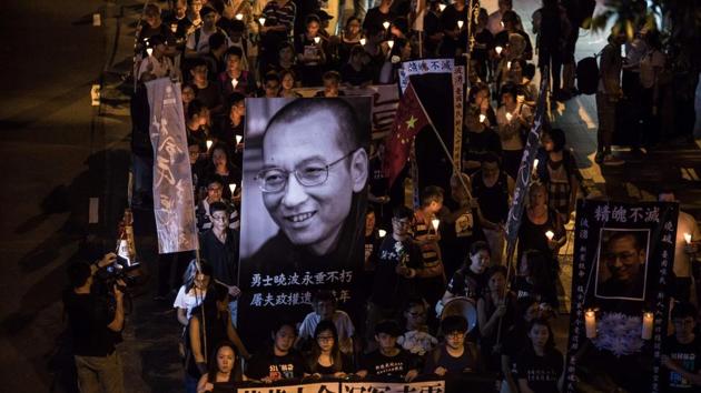 People attend a candle-light march for the late Chinese Nobel laureate Liu Xiaobo in Hong Kong on July 15, 2017. Liu died on July 13 after a battle with cancer, remaining in custody until the end as officials rebuffed international pleas to let the prominent dissident receive treatment abroad. (DALE DE LA REY/AFP) People attend a candle-light march for the late Chinese Nobel laureate Liu Xiaobo in Hong Kong on July 15, 2017. Liu died on July 13 after a battle with cancer, remaining in custody until the end as officials rebuffed international pleas to let the prominent dissident receive treatment abroad. (DALE DE LA REY/AFP)