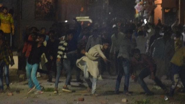 Six persons were injured in stone pelting during a clash over ownership of a disputed land near a mosque in Varanasi on Sunday night. (HT Photo) Six persons were injured in stone pelting during a clash over ownership of a disputed land near a mosque in Varanasi on Sunday night. (HT Photo)