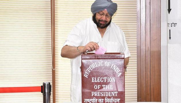 Punjab chief minister Captain Amarinder Singh casting his vote for Presidential elections at Punjab Vidhan Sabha. (HT Photo) Punjab chief minister Captain Amarinder Singh casting his vote for Presidential elections at Punjab Vidhan Sabha. (HT Photo)