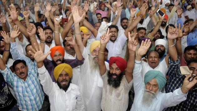 Truck operators have been protesting against the decision of the Punjab cabinet to ban goods carriage operators from forming cartels or unions in the state. (HT File) Truck operators have been protesting against the decision of the Punjab cabinet to ban goods carriage operators from forming cartels or unions in the state. (HT File)