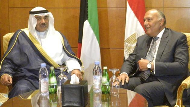 Kuwaiti Foreign Minister, Sheikh Sabah al-Khaled al-Sabah (L) speaks with his Egyptian counterpart Sameh Shoukry during a meeting in the capital Cairo, on July 17, 2017. (AFP) Kuwaiti Foreign Minister, Sheikh Sabah al-Khaled al-Sabah (L) speaks with his Egyptian counterpart Sameh Shoukry during a meeting in the capital Cairo, on July 17, 2017. (AFP)