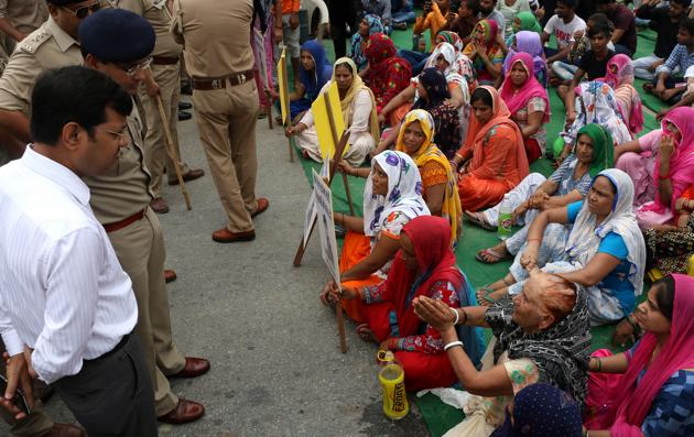 Relatives of the deceased gym trainer Sajan Bhati caused a roadblock at Salarpur area in Noida on Monday morning. (Salman Ali/HT Photo) Relatives of the deceased gym trainer Sajan Bhati caused a roadblock at Salarpur area in Noida on Monday morning. (Salman Ali/HT Photo)