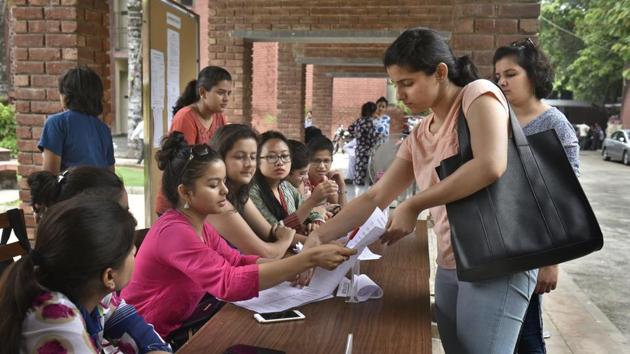 The HC on May 24 had issued a notice to the Centre, the Delhi government and DU on a plea seeking preference in admission to DU students who were Delhi domiciled.(Sushil Kumar/HT PHOTO/For representation only) The HC on May 24 had issued a notice to the Centre, the Delhi government and DU on a plea seeking preference in admission to DU students who were Delhi domiciled.(Sushil Kumar/HT PHOTO/For representation only)