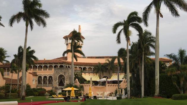 This photo taken on December 30, 2016 shows workers as they lay out the red carpet at Mar-a-Lago Club in Palm Beach, Florida. (AFP File Photo) This photo taken on December 30, 2016 shows workers as they lay out the red carpet at Mar-a-Lago Club in Palm Beach, Florida. (AFP File Photo)