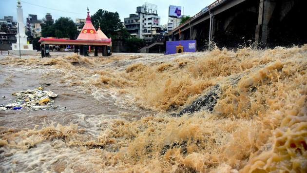 Incessant rains  in Nashik caused a spate in many rivers causing  extensive damage to bridges along its route. (Mayur Bargaje / HT Photo) 