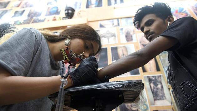 A man gets inked at 21 Tattoo Studio in Vashi on Wolrd Tattoo day. (Bachchan Kumar /HT PHOTO)