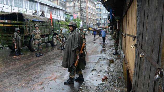 Indian army personnel stand guard along a street during an indefinte strike called by the Gorkha Janmukti Morcha (GJM) in Darjeeling on July 9, 2017. (AFP Photo) Indian army personnel stand guard along a street during an indefinte strike called by the Gorkha Janmukti Morcha (GJM) in Darjeeling on July 9, 2017. (AFP Photo)