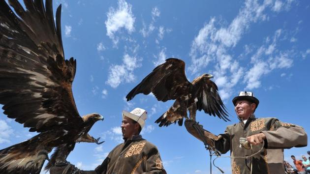 Kyrgyz berkutchy (eagle hunters) launch their Golden Eagles at the 'Ethno Fest' festival in the village of Ton, near Issyk-Kul lake, some 350 km from Bishkek. (Vyacheslav Oseledko / AFP) Kyrgyz berkutchy (eagle hunters) launch their Golden Eagles at the 'Ethno Fest' festival in the village of Ton, near Issyk-Kul lake, some 350 km from Bishkek. (Vyacheslav Oseledko / AFP)