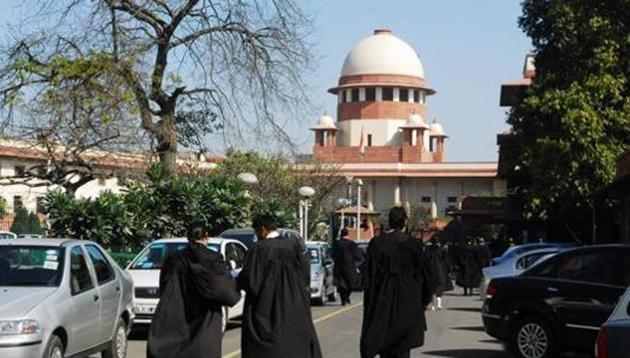 In this file photo, lawyers can be seen outside the Supreme Court. The government has told the court that it can’t give more time to deposit banned currency.(Livemint Photo)