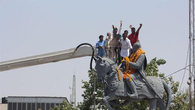 People pay tributes to 15th century Rajput king of Mear, Maharana Pratap on his birth anniversary, in Bhopal.(HT FILE PHOTO)