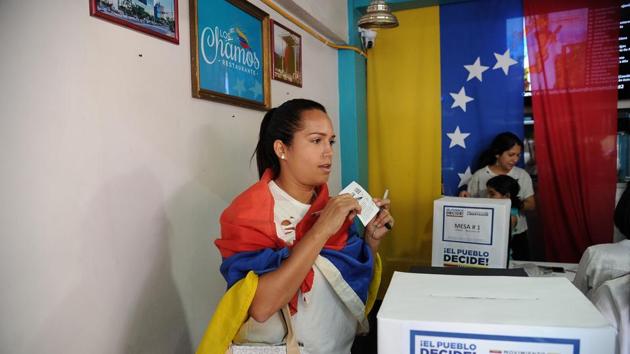 Venezuelan citizens living in Mexico, take part in a symbolic plebiscite. (Bernardo Montoya / AFP) Venezuelan citizens living in Mexico, take part in a symbolic plebiscite. (Bernardo Montoya / AFP)