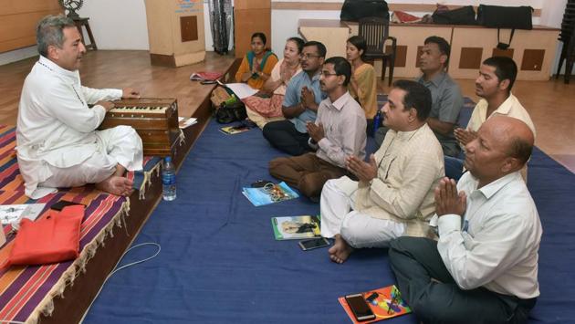 Students attend a Kirtan class by Charudutt Aphale at the Bharati Vidyapeeth, deemed university, in Kothrud.(Pratham Gokhale/HT PHOTO)