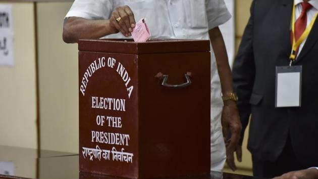 A Karnataka MLA casting his vote for the Presidential election at Vidhan Soudha in Bengaluru. (Arijit Sen/Hindustan Times) A Karnataka MLA casting his vote for the Presidential election at Vidhan Soudha in Bengaluru. (Arijit Sen/Hindustan Times)