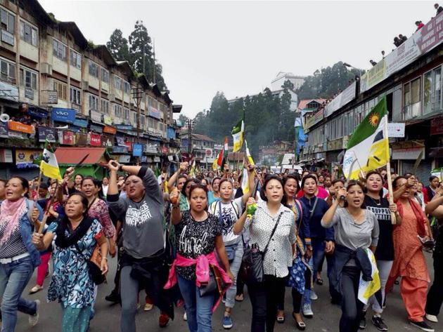 The Gorkha Janmukti Morcha’s indefinite bandh in the Darjeeling hills has hit business badly in Siliguri which is dependent on teh north Bengal hills.(PTI)