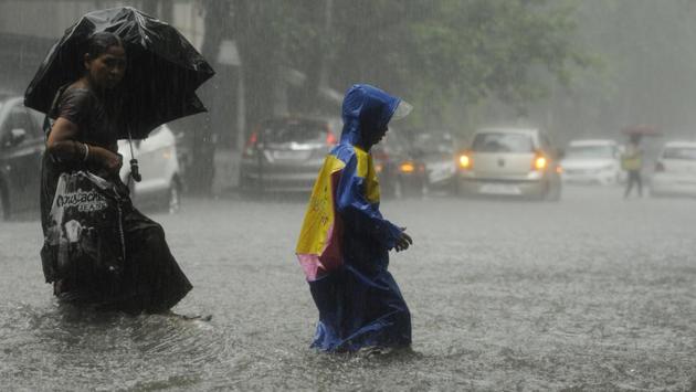 Water logging due to heavy afternoon rain at South Kolkata in Kolkata, India. (Samir Jana / HT Photo) 