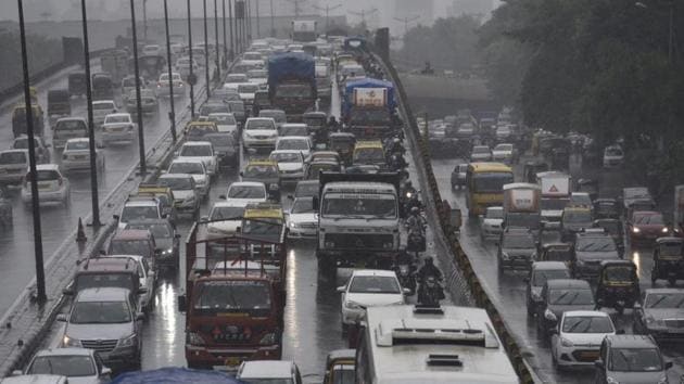 The western express highway in Kandivli. (Pramod Thakur/HT) The western express highway in Kandivli. (Pramod Thakur/HT)