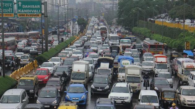 Traffic snarls on the western express highway at Kandivli. (pramod thakur/ht photo)