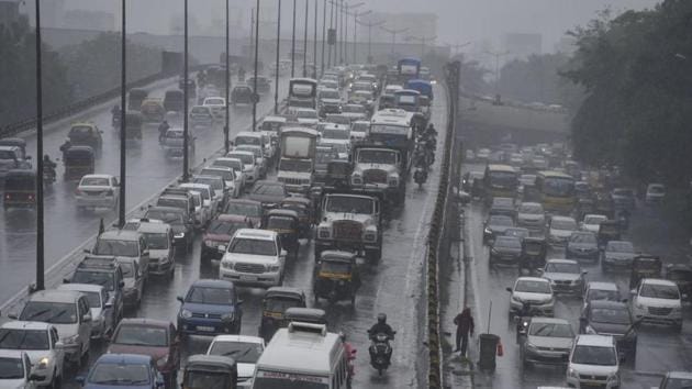 Most had a harrowing time travelling in the morning. (satish bate/ht photo)