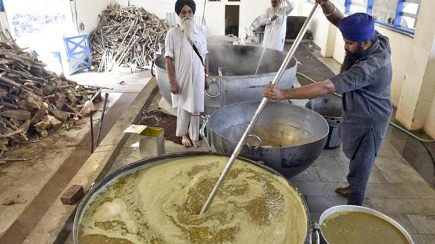 The Shiromani Gurdwara Parbandhak Committee runs the world’s largest community kitchen — feeding an average 50,000 devotees on week days and over 100,000 on weekends and festivals with freshly cooked food at the Harmandir Sahib, popularly known as the Golden Temple, in Amritsar. (HT File Photo) The Shiromani Gurdwara Parbandhak Committee runs the world’s largest community kitchen — feeding an average 50,000 devotees on week days and over 100,000 on weekends and festivals with freshly cooked food at the Harmandir Sahib, popularly known as the Golden Temple, in Amritsar. (HT File Photo)