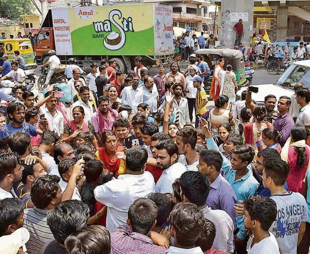 Locals from Lajpat Nagar protest against the suspicious death of the 24-year-old man outside Sahibabad police station on Tuesday . (HT PHOTO) Locals from Lajpat Nagar protest against the suspicious death of the 24-year-old man outside Sahibabad police station on Tuesday . (HT PHOTO)