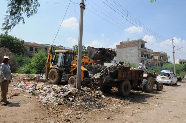 Taking note of the complaint at the CM’s Window, the Huda sent a sanitation team on Tuesday to remove garbage. (PARVEEN KUMAR/HT PHOTO) Taking note of the complaint at the CM’s Window, the Huda sent a sanitation team on Tuesday to remove garbage. (PARVEEN KUMAR/HT PHOTO)
