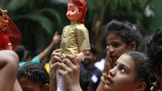 A girl looks at the ‘groom’ in admiration. (Rahul Raut/HT PHOTO) 