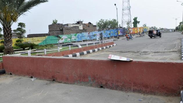 The Ludhiana DC assured that work for renovation of the bridge will begin soon. (HT Photo) The Ludhiana DC assured that work for renovation of the bridge will begin soon. (HT Photo)