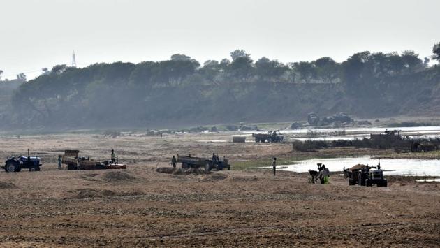 Illegal sand mining was detected along Yamuna river in Greater Noida.(Arun Sharma/HT File Photo)