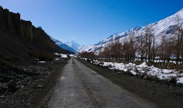 The trade between the two countries opened in 1994 after India and China signed a bilateral protocol. The trade is carried through the 18,599-foot-high Shipkila pass connecting India and China. (HT Photo) The trade between the two countries opened in 1994 after India and China signed a bilateral protocol. The trade is carried through the 18,599-foot-high Shipkila pass connecting India and China. (HT Photo)