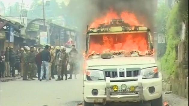 After a pro-Gorkhaland rally, a police vehicle was vandalised and torched in Darjeeling’s Judge Bazar area on Wednesday afternoon. (Twitter/ ANI) After a pro-Gorkhaland rally, a police vehicle was vandalised and torched in Darjeeling’s Judge Bazar area on Wednesday afternoon. (Twitter/ ANI)