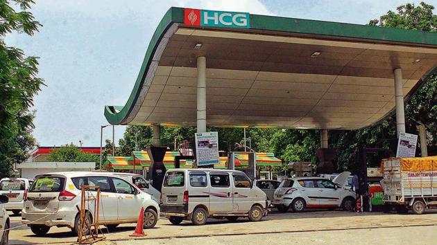 The Haryana City Gas Corporation Limited currently runs 14 CNG stations in Gurgaon.(HT File Photo)