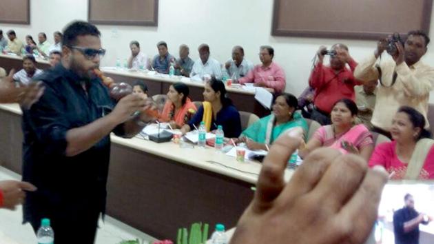 Councillor Mohammad Asif plays the instrument at the municipal council meeting in Bhilwara on Wednesday. (HT Photo) Councillor Mohammad Asif plays the instrument at the municipal council meeting in Bhilwara on Wednesday. (HT Photo)