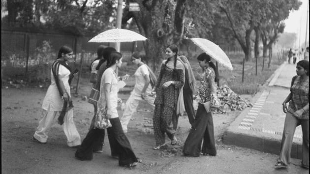 Freshers wearing bell bottoms on their first day at Delhi University in the year 1976. Greater focus on personal image has made Day one a pricey affair for students, with many willing to spend in the thousands to look their best as they enter university life. (Virendra Prabhakar / HT photo ) Freshers wearing bell bottoms on their first day at Delhi University in the year 1976. Greater focus on personal image has made Day one a pricey affair for students, with many willing to spend in the thousands to look their best as they enter university life. (Virendra Prabhakar / HT photo )