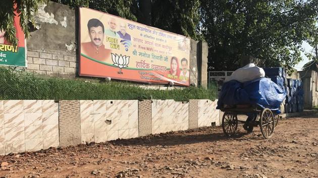 BJP MP Manoj Tiwari had adopted Kadipur, a village on the northwestern outskirts of Delhi, in 2014. The village has round the clock free WiFi connectivity but lack basic civic amenities.(Abhinav Rajput/HT Photo)