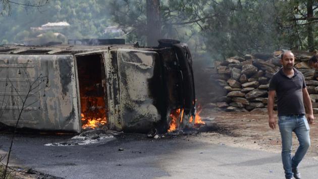 Mob burned down a police vehicle after death of an accused of rape and murder of teenage girl in police custody at Kotkhai in Shimla district, Shimla on Wednesday. (Deepak Sansta/HT Photo) Mob burned down a police vehicle after death of an accused of rape and murder of teenage girl in police custody at Kotkhai in Shimla district, Shimla on Wednesday. (Deepak Sansta/HT Photo)