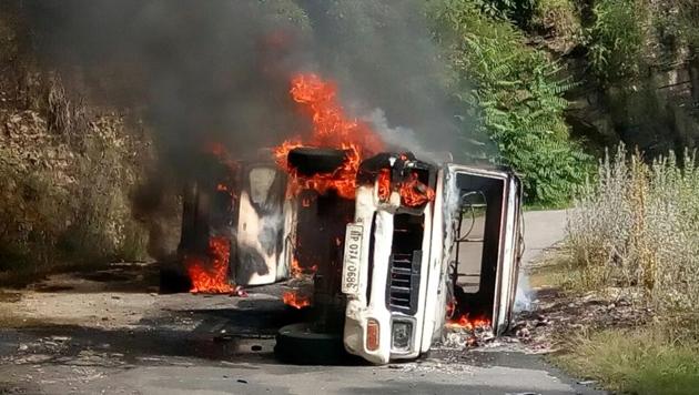 An accused, Suraj Singh, in the murder and gangrape of a 16-year-old girl in Himachal Pradesh’s Kotkhai died in police custody early Wednesday, which triggered violent clashes across the state saw a mob burn down a police vehicle at Kotkhai in Shimla on Wednesday. (HT Photo) An accused, Suraj Singh, in the murder and gangrape of a 16-year-old girl in Himachal Pradesh’s Kotkhai died in police custody early Wednesday, which triggered violent clashes across the state saw a mob burn down a police vehicle at Kotkhai in Shimla on Wednesday. (HT Photo)