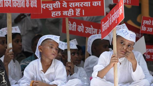 A group of 40 children from Maharashtra, whose farmer parents had committed suicide, also joined the agitation to urge farmers not take their own lives, no matter how difficult their circumstances might be. (Burhaan Kinu/HT PHOTO) A group of 40 children from Maharashtra, whose farmer parents had committed suicide, also joined the agitation to urge farmers not take their own lives, no matter how difficult their circumstances might be. (Burhaan Kinu/HT PHOTO)