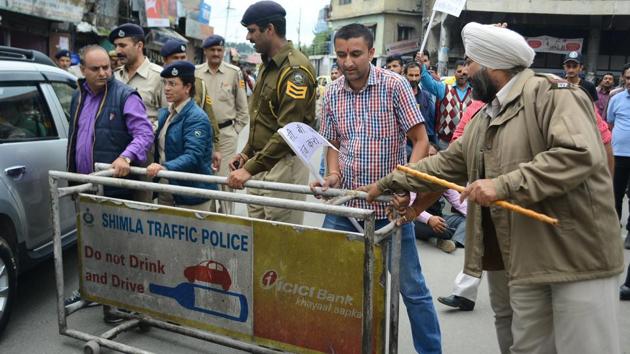 News of his death sent ripples of anger through the Himalayan state as people shouted slogans, clashed with police and blocked arterial roads, demanding an overhaul of what protesters deem a shoddy probe. Locals staged a ‘chakka jam’ at Dhalli, Shimla, on Wednesday. (Deepak Sansta/HT Photo) News of his death sent ripples of anger through the Himalayan state as people shouted slogans, clashed with police and blocked arterial roads, demanding an overhaul of what protesters deem a shoddy probe. Locals staged a ‘chakka jam’ at Dhalli, Shimla, on Wednesday. (Deepak Sansta/HT Photo)