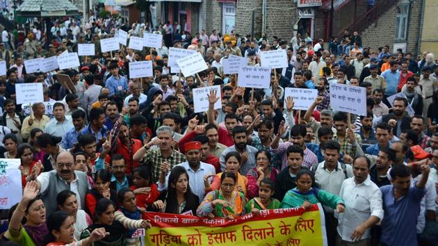 Nagrik Sabha staged a protest at Mall road in Shimla, on Wednesday, demanding an overhaul of what they deem a shoddy probe . (Deepak Sansta/HT photo) Nagrik Sabha staged a protest at Mall road in Shimla, on Wednesday, demanding an overhaul of what they deem a shoddy probe . (Deepak Sansta/HT photo)
