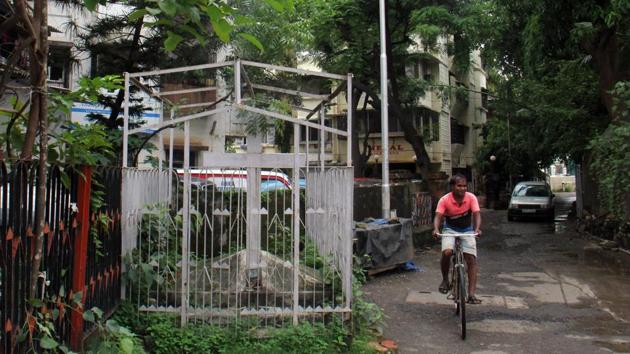 A cross at Andheri-Kurla Road in Gundavali area in Andheri.(HT FILE)