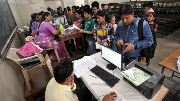 Students during FYJC admission at Garware college in Pune.(HT PHOTO)