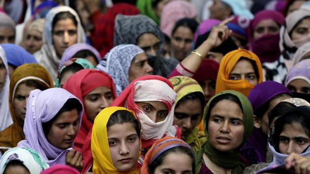 Kashmiri villagers attend the funeral of rebel Paveez Ahmad at Pahoo village 38 kilometers south of Srinagar, July 16, 2017. (AP) Kashmiri villagers attend the funeral of rebel Paveez Ahmad at Pahoo village 38 kilometers south of Srinagar, July 16, 2017. (AP)