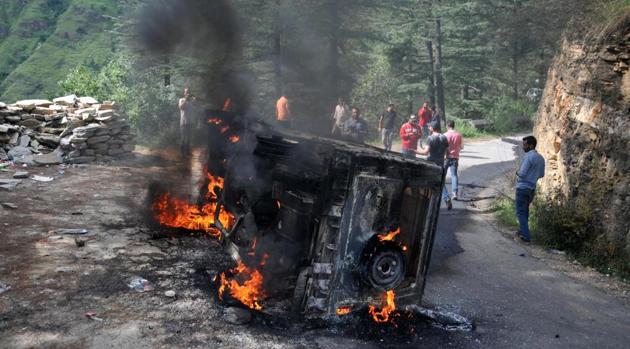 A mob sets a blaze a police vehicle in Kotkhai, around 62 km from Shimla on July 19, 2017. (AFP) A mob sets a blaze a police vehicle in Kotkhai, around 62 km from Shimla on July 19, 2017. (AFP)