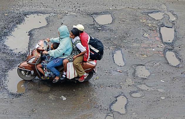 The road leading to Upper Depot in Indranagar, Pune is filled with potholes.(RAHUL RAUT/HT PHOTO) The road leading to Upper Depot in Indranagar, Pune is filled with potholes.(RAHUL RAUT/HT PHOTO)